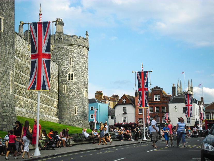 Múltiples banderas británicas colgadas en las farolas para la ocasión continúan ondeando hoy. (Shutterstock)