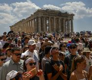 Centenares de turistas visitan el templo del Partenón en la cima de la Acrópolis, en Atenas, Grecia, el martes 4 de julio de 2023.