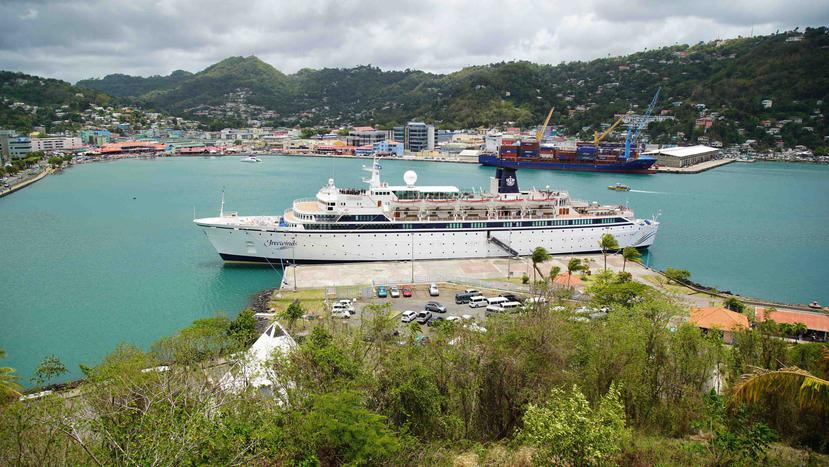 El crucero Freewinds atracado en el puerto de Castries, capital de Santa Lucía, el 2 de mayo . (AP / Bradley Lacan)