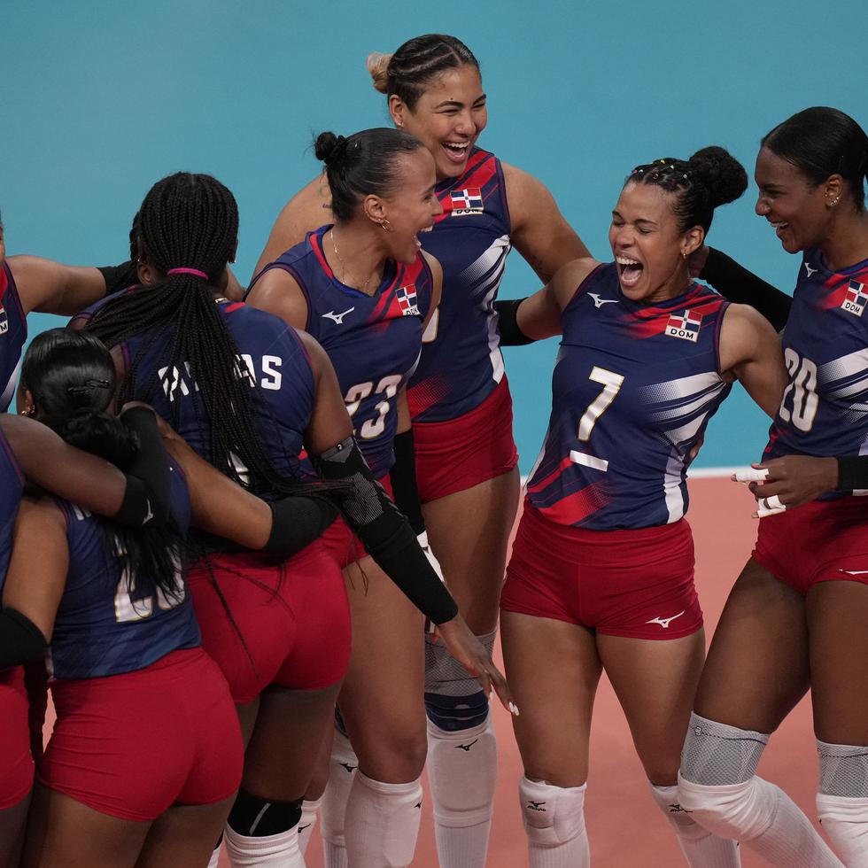 Las jugadoras de la República Dominicana celebran tras vencer 3-0 a Brasil para llevarse la medalla de oro del voleibol femenino de los Juegos Panamericanos.