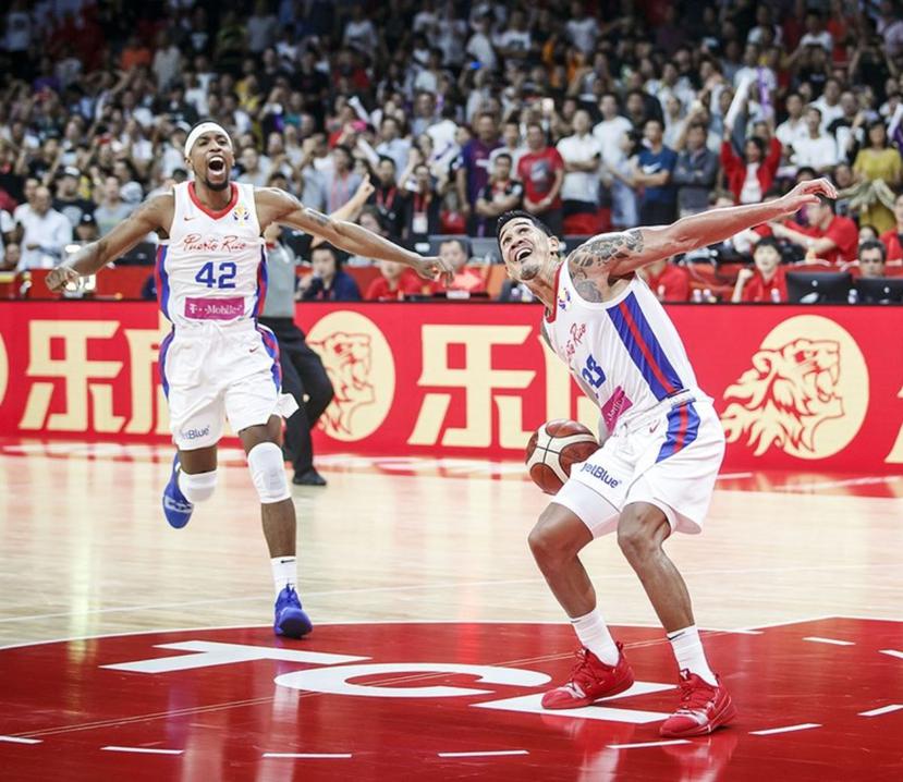 Alexander Franklin (42) y David Huertas (33) celebrando la victoria ante Túnez. (FIBA)