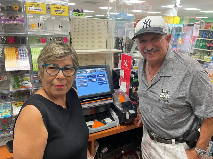 Lucy Villegas y Edwin Gómez Martínez, propietarios de Farmacia La Rampla, agradecen el respaldo de sus clientes, quienes acuden al negocio a buscar fortuna a través de los sorteos de la Lotería Electrónica.