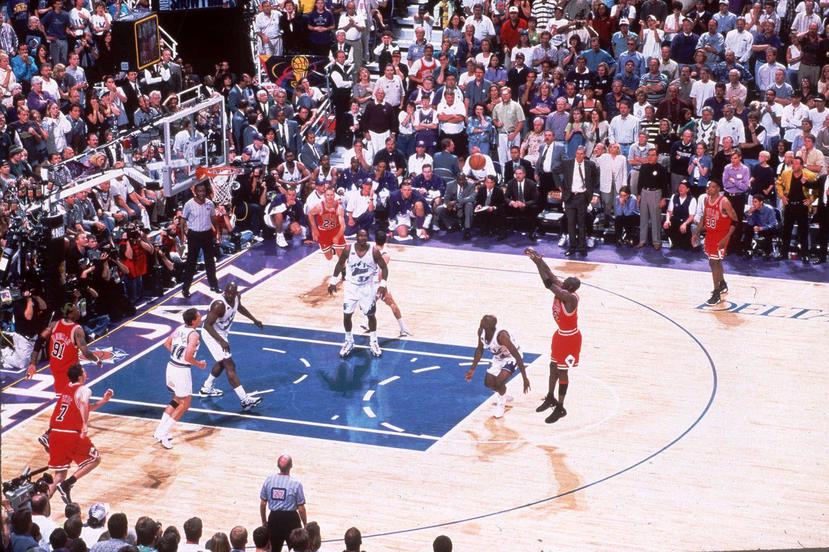 Michael Jordan se eleva para tomar el tiro que le dio a los Bulls su sexto título en el 1998.