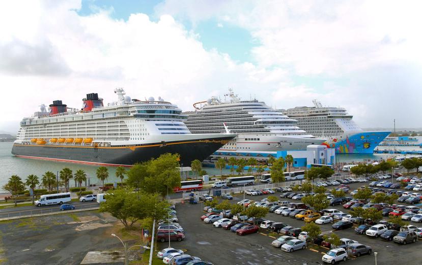 Los cruceros Disney Fantasy, Carnival Breeze, Norwegian Breakaway y Allure of the Seas de Royal Caribbean atracaron hoy en la bahía de San Juan. (Suministrada)