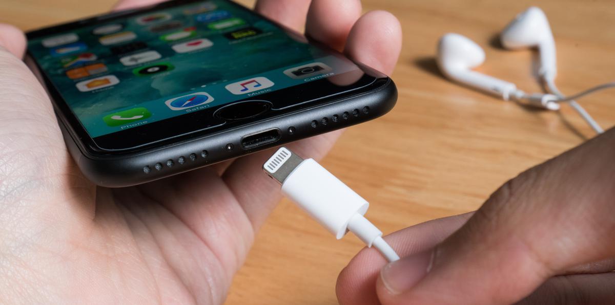 El conector Lightning, y sus correspondientes cables, fueron introducidos por Apple en el 2012, junto con el iPhone 5.