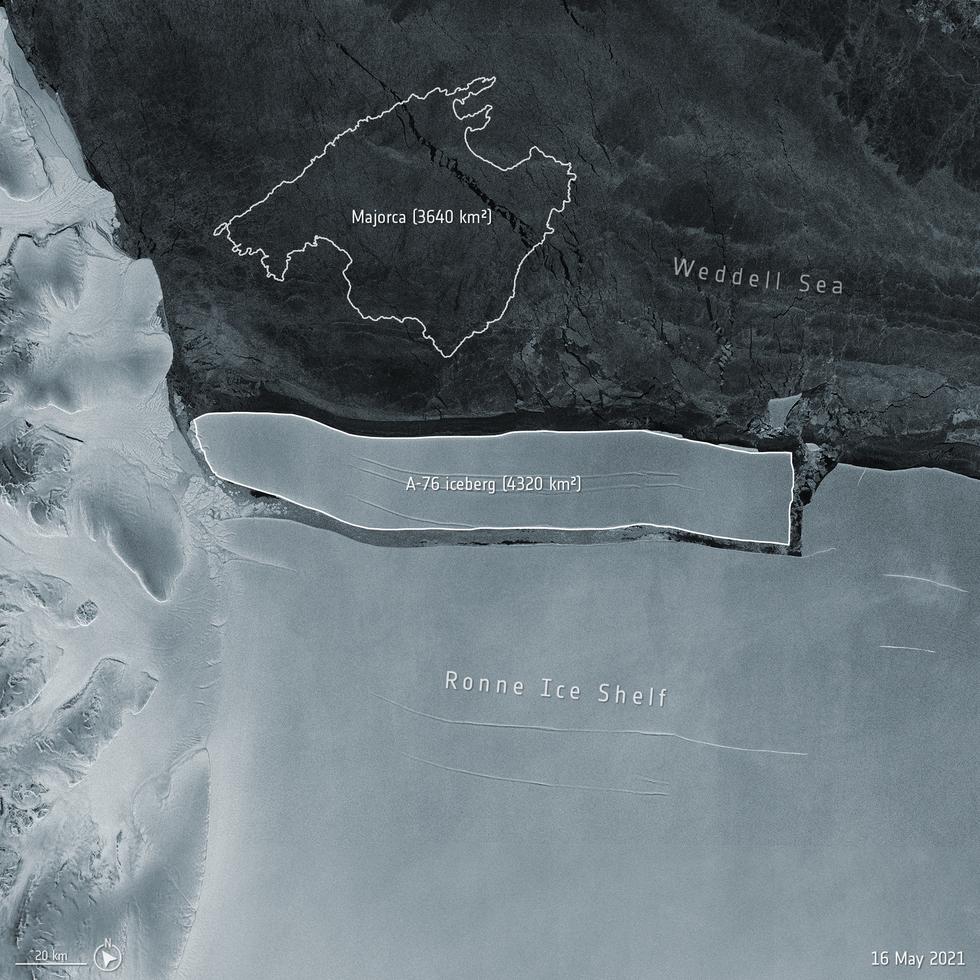 Esta imagen proporcionada por la Agencia Espacial Europea muestra una comparación con la isla española de Mallorca de un iceberg que se desprendió de la Plataforma de Hielo Ronne, en el Mar de Weddell, en la Antártida.
