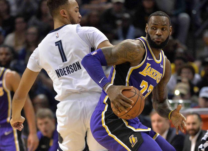 El alero de los Lakers de Los Ángeles, LeBron James, controla el balón ante la defensiva de Kyle Anderson, de los Grizzlies de Memphis, en la primera mitad del juego del sábado 8 de diciembre de 2018 en Memphis, Tennessee. (APl)