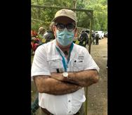 El secretario Rafael Machargo impide con su físico la entrada de la representante Mariana Nogales al bosque público Río Abajo en Utuado.