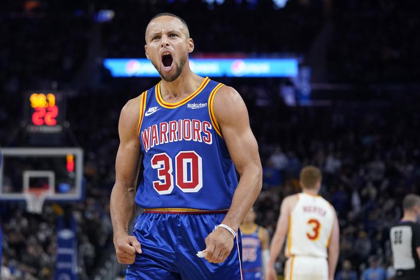 El jugador de los Warriors de Golden State Stephen Curry (con el 30) reacciona hacia los aficionados en la segunda mitad de la NBA contra los Hawks de Atlanta.