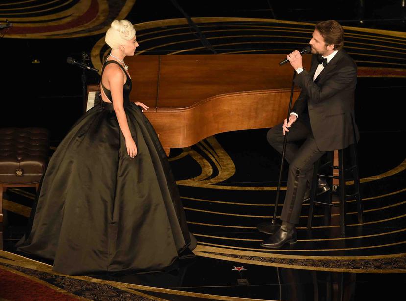Lady Gaga observa a Bradley Cooper en un tierno momento de su interpretación del tema "Shallow" el domingo. (AP/Chris Pizzello)