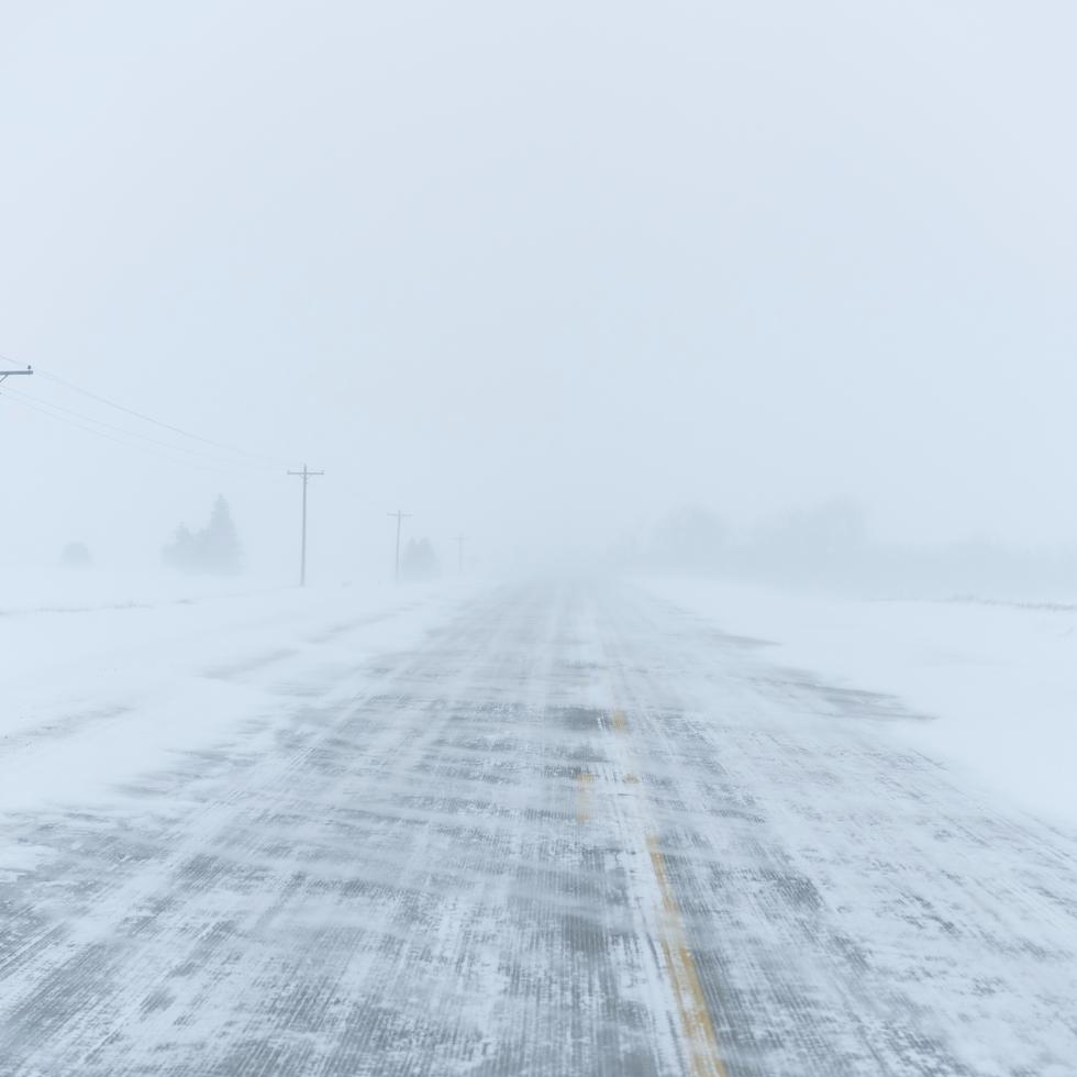 La nieve cubre la vía K22 cerca de Merrill, Iowa.