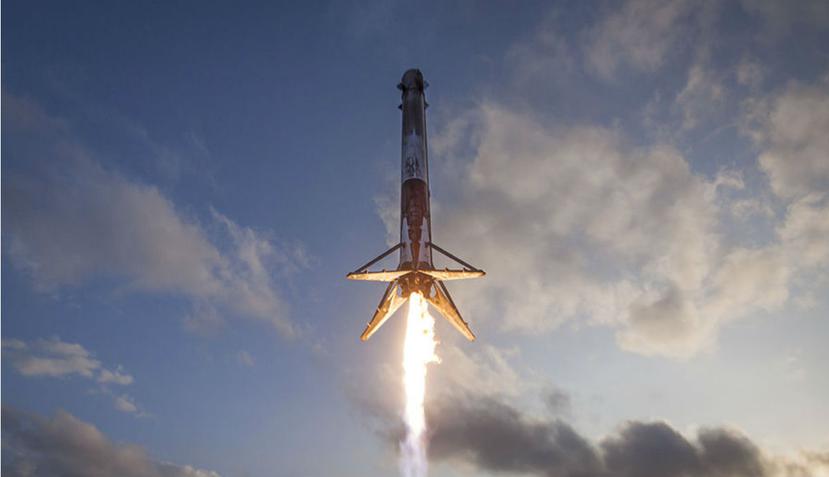 La versión final del Falcon 9 es también la nave que SpaceX espera usar para transportar astronautas a la Estación Espacial Internacional durante este año (SpaceX).
