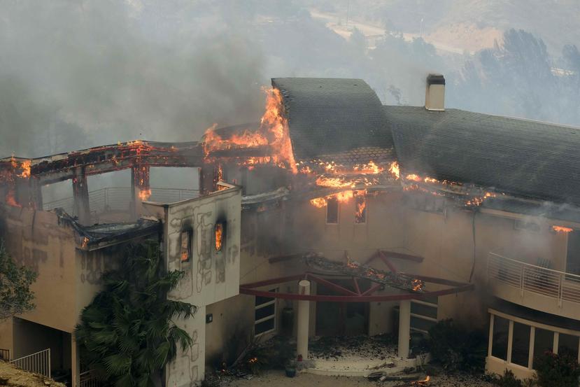 Una mansión se quema cerca del lago de Malibú. (AP)
