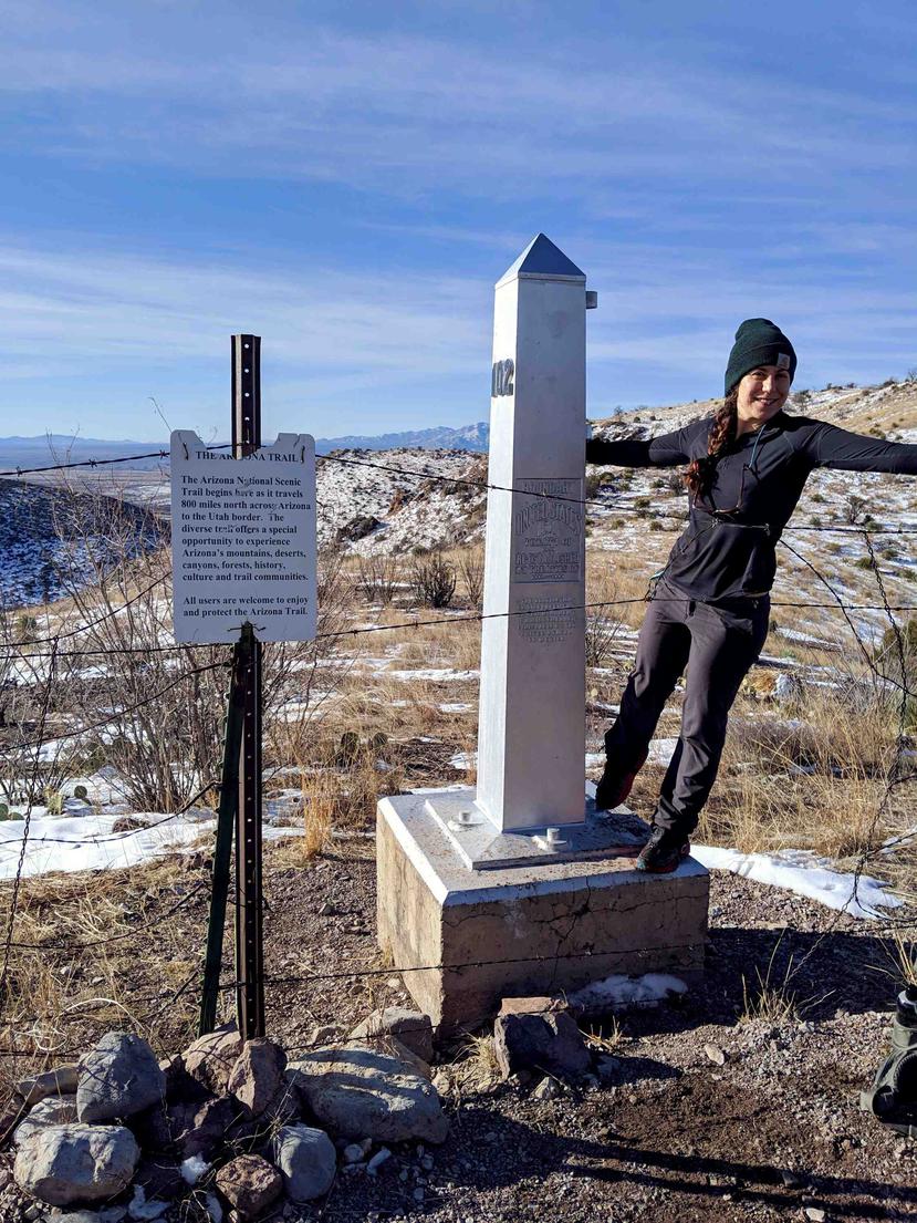 Tess Mullany posa junto al obelisco que marca el inicio del Camino de Arizona, como se denomina a la red de senderos que cruzan ese estado, que va desde la frontera con México hasta Utah. (AP)