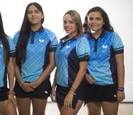 Fabiola Díaz (derecha) ha jugado junto a sus hermanas, Melanie (izquierda) y Adriana (segunda desde la izquierda), como parte del equipo nacional. En la foto las acompaña Daniely Ríos.