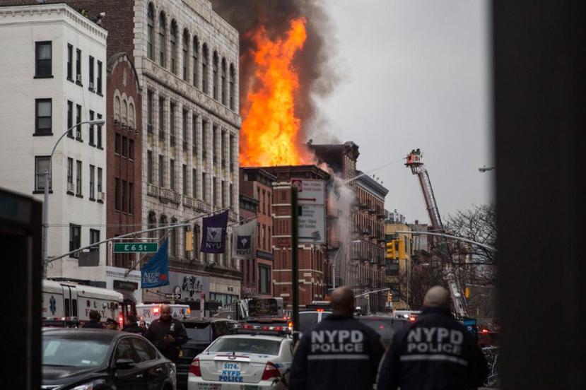 Las imágenes de la escena mostraron imponentes llamas y columnas de humo negro subiendo del edificio, que incluye apartamentos y empresas. (AFP)