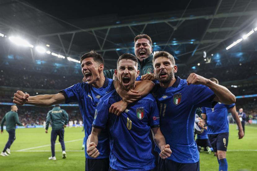 Los italianos celebran la victoria en semifinales contra España.
