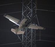 Una avioneta descansa sobre cables eléctricos tras estrellarse el domingo en Montgomery Village, un suburbio al norte de Gaithersburg, Maryland.