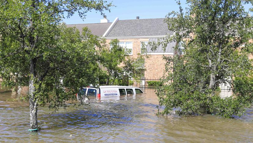 Vista de una furgoneta sumergida por las inundaciones de la crecida del río Buffalo Bayou. (Agencia EFE)