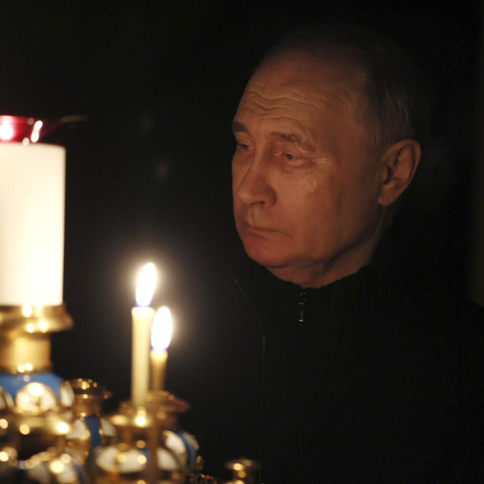 El presidente ruso, Vladímir Putin, enciende una vela en memoria de las víctimas de un ataque a la sala de conciertos Crocus City Hall, en un día de duelo nacional, en Rusia, el pasado domingo.