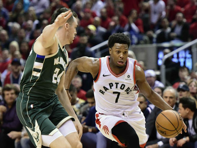 Kyle Lowry -dribleando el balón - es el jugador más experimentado de la plantilla campeonil de los Raptors de Toronto. (AP)