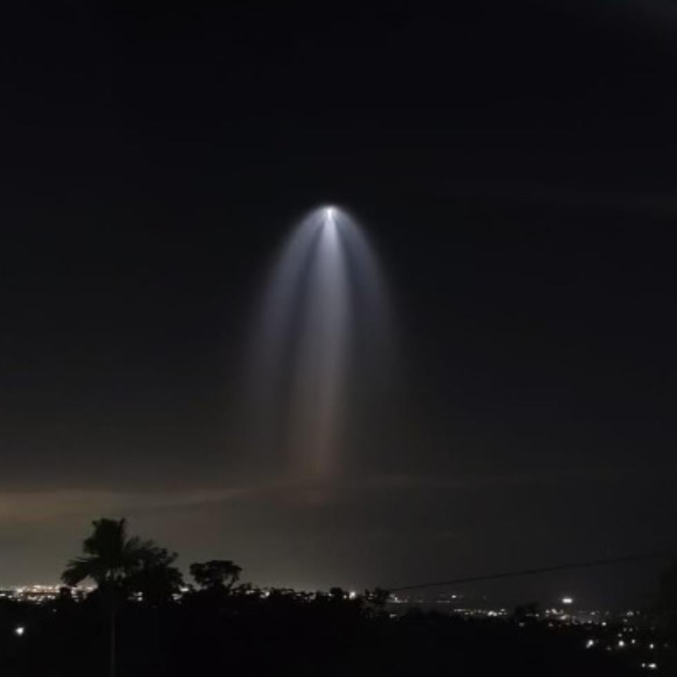 Destello provocado por el cohete Falcon 9 de SpaceX en la noche del 27 de febrero de 2023.