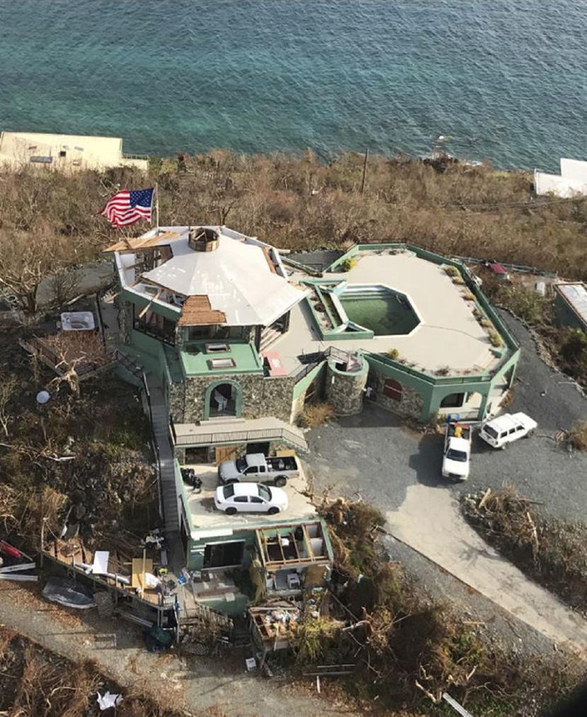 Según FEMA, a las Islas Vírgenes, se les ha prometido $6,323 millones para la reconstrucción. En la foto, una estructura en la isla de St. John afectada por el huracán Irma. (AP)
