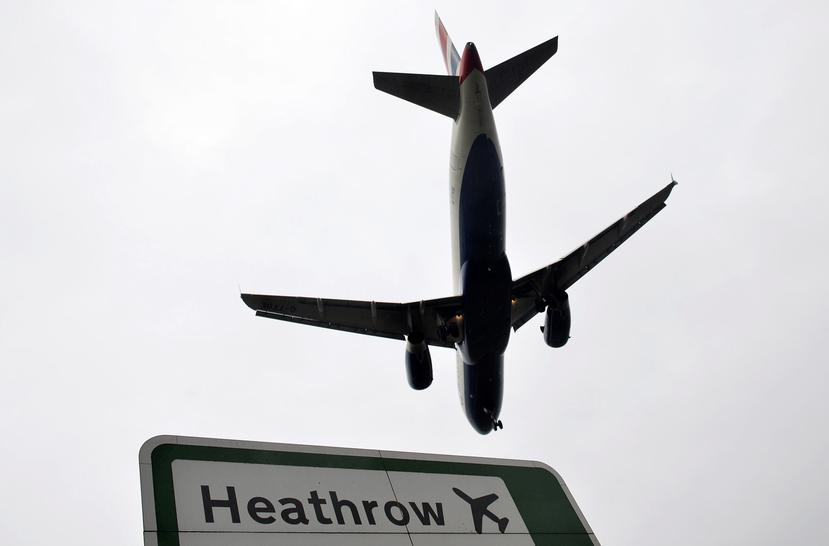 Un avión de la aerolínea British Airways aterriza en el aeropuerto de Heathrow en Londres. (EFE)