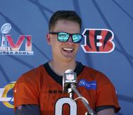 Joe Burrow, quarterback de los Bengals de Cincinnati, sonríe durante la conferencia de prensa como antesala al Super Bowl de la NFL este domingo ante los Rams de Los Ángeles.