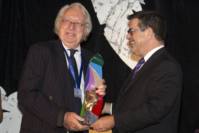 El arquitecto estadounidense Richard Meier (izquierda) recibe el premio internacional de la Fundación Gabarrón en el 2013. (Agencia EFE)