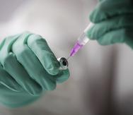 Personal médico prepara una jeringa con una dosis de la vacuna contra el COVID-19.