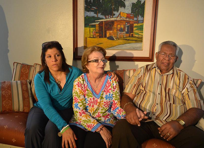El alcalde Marcello Trujillo (derecha) junto a su esposa (centro) y su hija, Rosamar. (GFR Media)