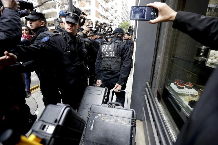 Miembros de la Policía Federal argentina ingresan a la vivienda de la expresidenta Cristina Fernández de Kirchner, en Buenos Aires. (AP)