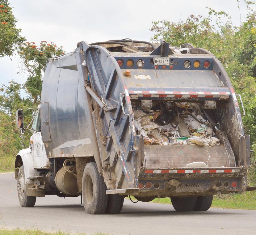 El recogido de basura es uno de los servicios más costosos para los municipios, pero Arecibo se ahorra un 40% desde que  reos hacen el trabajo mediante un acuerdo con el Departamento de Corrección. (GFR Media)