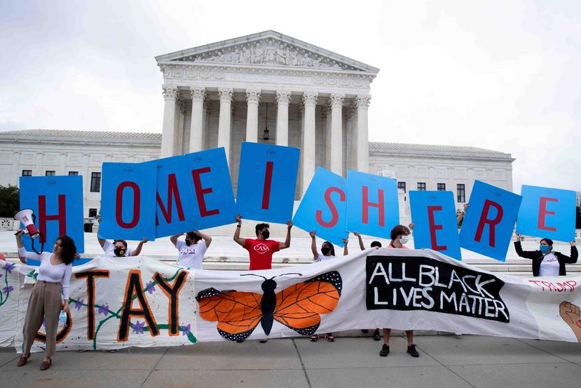 Inmigrantes celebran a las afueras de la Corte Suprema de Estados Unidos luego del fallo para bloquear la cancelación de DACA. (EFE)