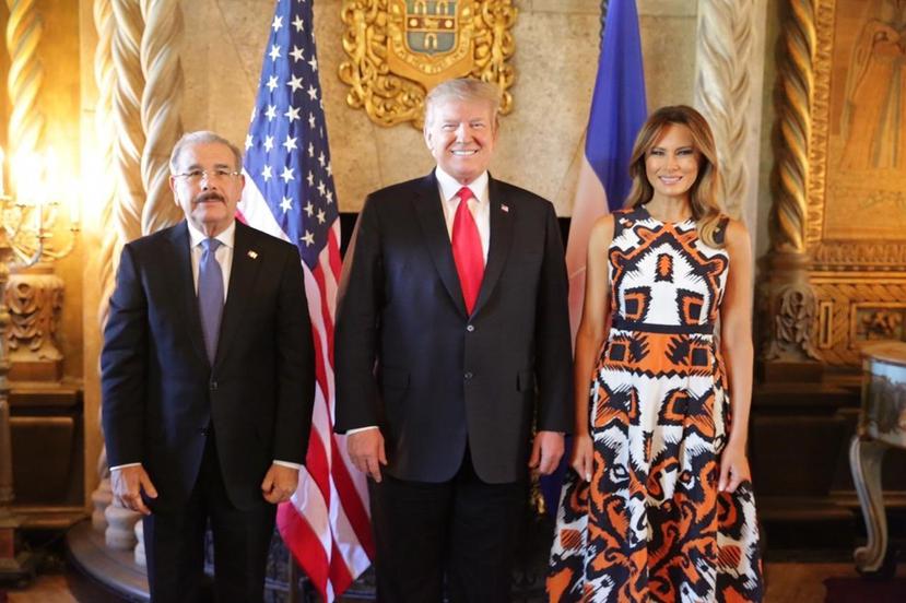 El presidente dominicano, Danilo Medina (i), junto s Donald Trump (c), y la primera dama de EE.UU. Melania Trump (d), durante una reunión en Palm Beach, Florida. (EFE)