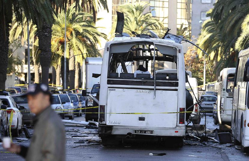 Imagen del autobús donde murieron 12 guardias presidenciales tras un atentado suicida. (AP)