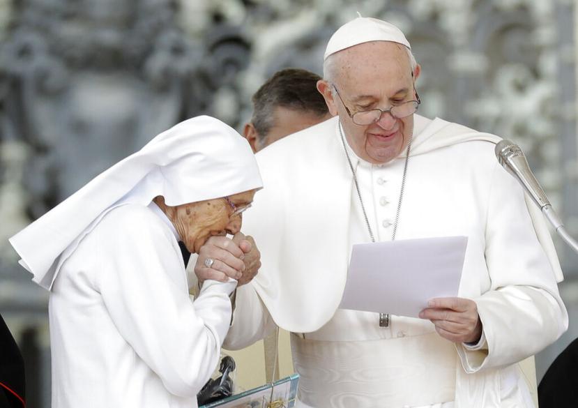 Sor María Concetta Esu le besa la mano al papa Francisco en la audiencia tradicional de los miércoles en la Plaza San Pedro, en el Vaticano. (AP)