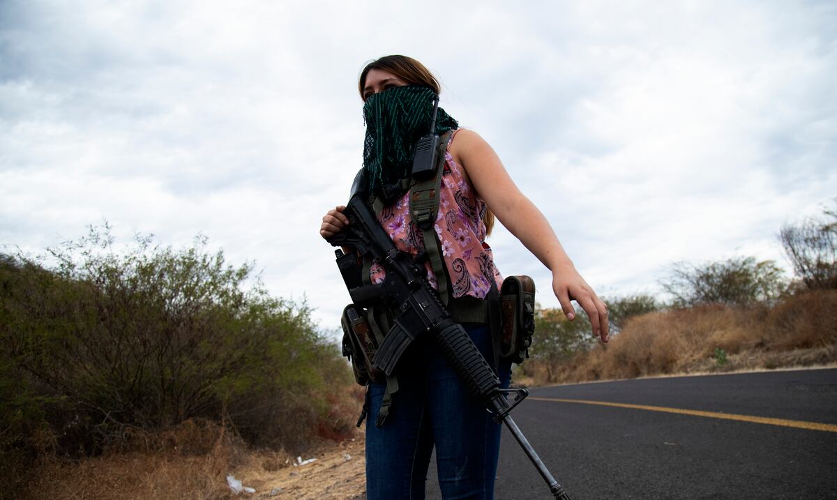 The women are armed with arms to defend in Mexico