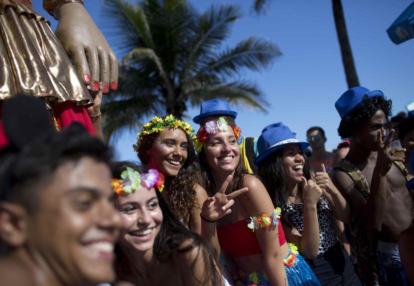 El Carnaval más famoso de Brasil, que en su día era una fiesta de lujo y glamur, está cada vez más dominado por una marea de ahorradores turistas más interesados en las fiestas callejeras gratuitas que en los caros desfiles de las escuelas de samba. (AP)