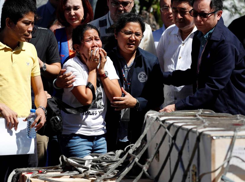 Jessica Demafelis llora la muerte de su hermana Joanna Demafelis al recoger sus restos mortales en el aeropuerto de Manila, Filipinas (EFE/ Francis R. Malasig).