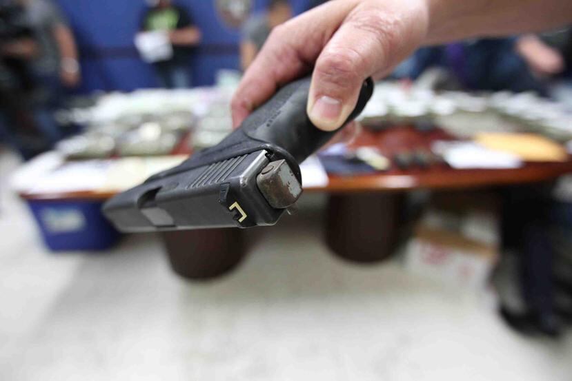 El informe policiaco indicó que el arma estaba alterada de manera ilegal para disparar de forma automática, lo que es un delito federal. (Archivo / GFR Media)