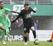Lionel Messi, a la derecha, avanza el balón durante el partido del domingo en Francia.