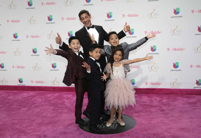 Johnny Lozada posa con Los Peque Flow en la alfombra roja de los Premios Lo Nuestro en Miami. (AP)