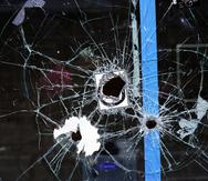 Una ventana con agujeros de bala en el sitio de un tiroteo en South Street, Filadelfia, el 5 de junio de 2022.
