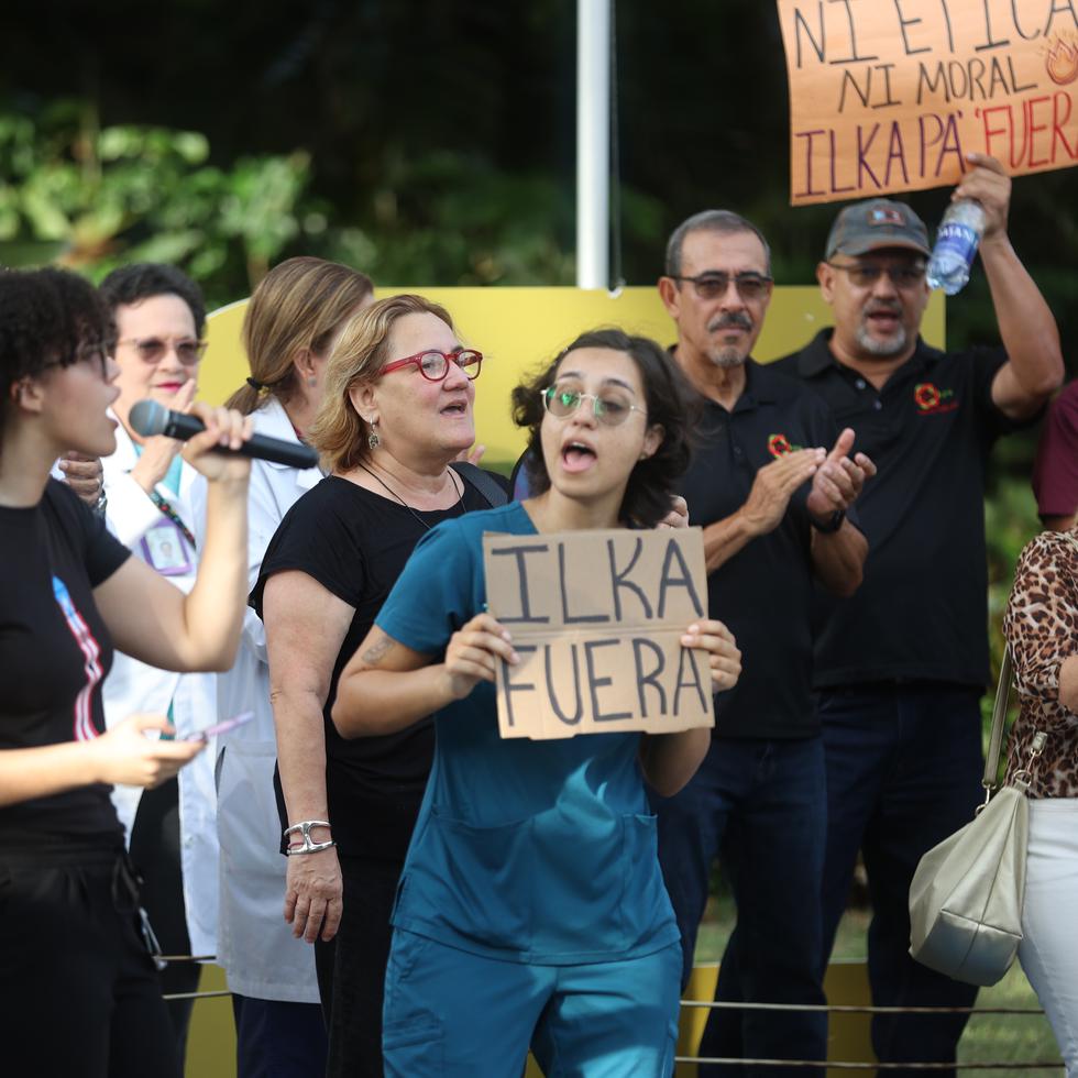 En medio de manifestaciones, los estudiantes del Recinto de Ciencias Médicas exigen la destitución o renuncia de la rectora Ilka Ríos Reyes y han anunciado un paro indefinido, que comenzaría mañana, miércoles, a las 7:00 a.m.