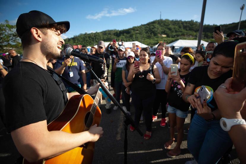 Tommy Torres mientras le cantaba a los damnificados por el terremoto en el área sur de Puerto Rico. (Archivo GFR Media)