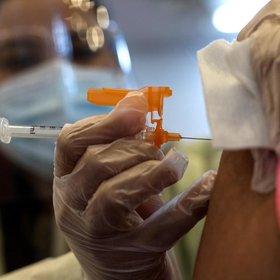 Una enfermera aplica una dosis de la vacuna contra la covid-19 en una imagen de archivo. EFE/Thais Llorca
