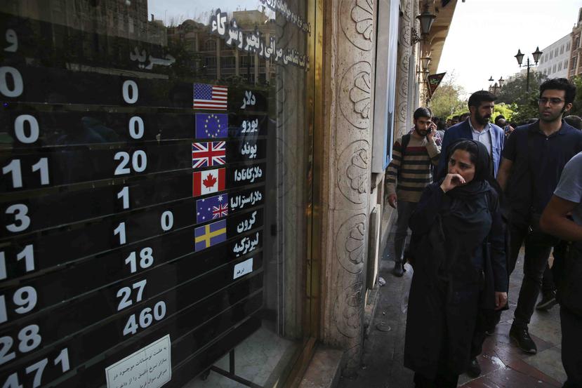Una casa de cambio exhibe el valor de varias monedas en el centro de Teherán, Irán. (AP)