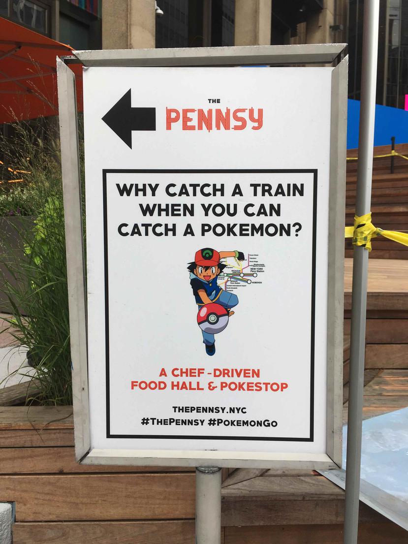 Una zona de comida que está de moda cerca de la estación Penn de Nueva York colocó un letrero aconsejando a los usuarios atrapar un Pokémon en lugar del tren. (AP)